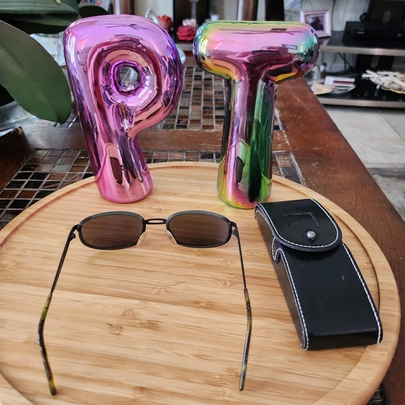 Mossimo sunglasses with case - Picture 5 of 5